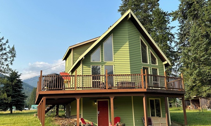Proctor House | Spacious and comfortable home nestled in the mountains by Kootenay Lake