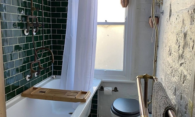 Knight's Hill Apartment | Spacious and homely flat perfect for a couple