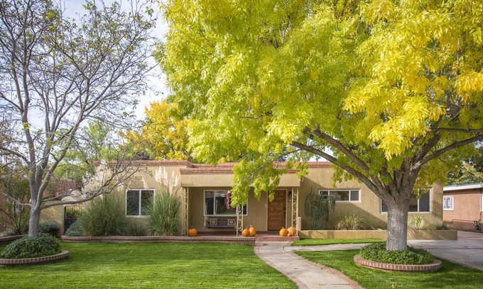 Albuquerque House | Spacious and luxurious home away from home! UNM/Nob Hill