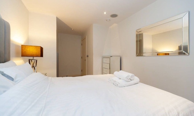 Churchill Apartment | Spacious and Modern 1 Bedroom Apartment in Chelsea