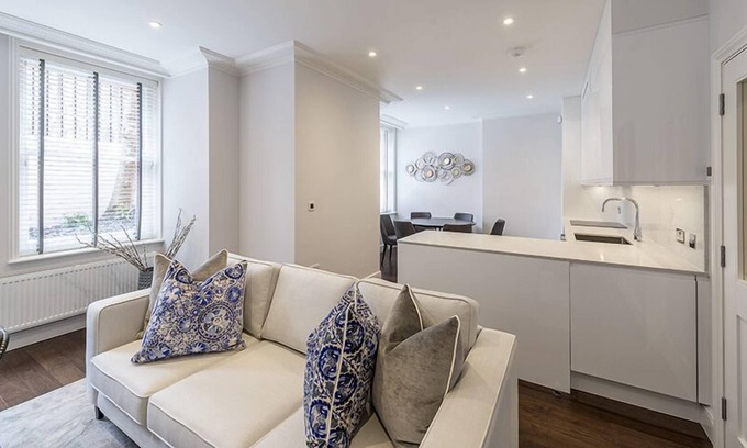 Ravenscourt Park Apartment | Spacious and Modern 3 Bedroom Flat (Lower Ground Floor)