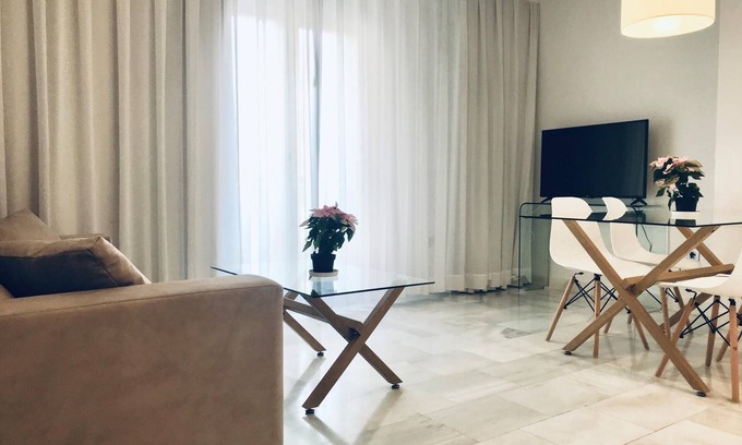 Centro - Sagrario Apartment | Spacious and modern Apartment with free parking in the heart of Granada 10