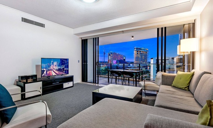 Broadbeach Apartment | Spacious and modern 3 bed apartment in central Broadbeach @ Sierra Grand