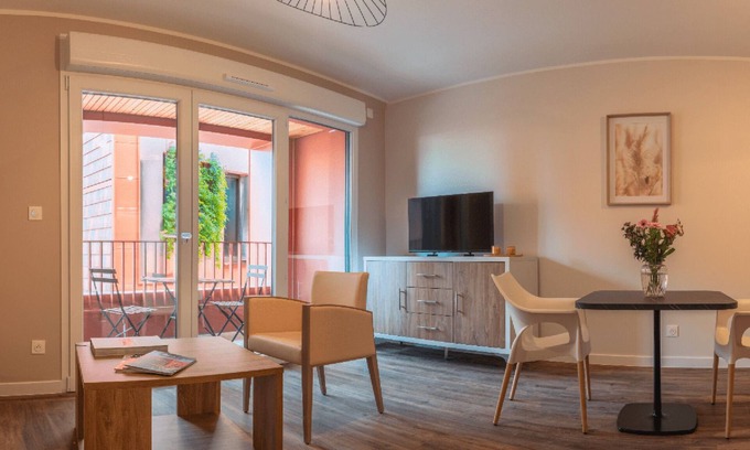 Besancon Condo | Spacious and peaceful, the T2 "VAUBAN" is ideal for 1 to 2 people.