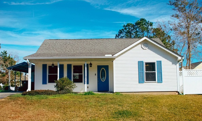Henderson Point House | Spacious and stylish 3bd home minutes from beach