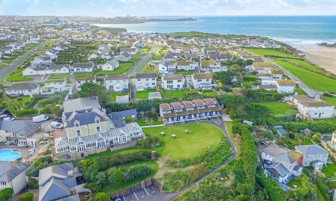 Porth Villa | Spacious and stylish villa with beach views.