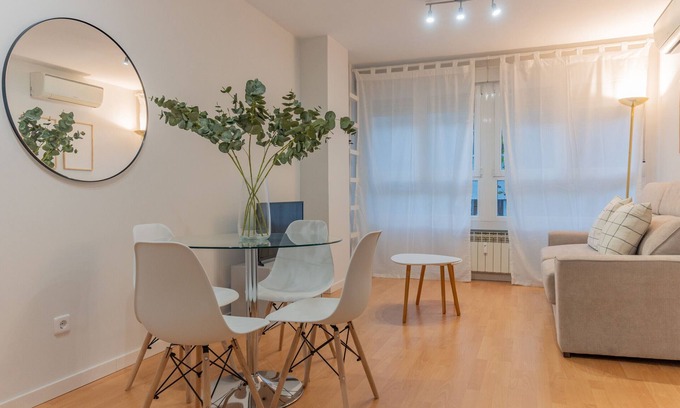 Gaztambide Apartment | Spacious and Warm Apartment in Madrid: Ideal for Your Perfect Stay