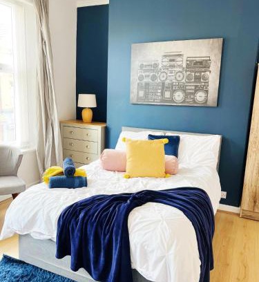 Anfield Apartment | Spacious Anfield Apartment Next to LFC With Netflix Sleeps 9 Perfect For Large Groups