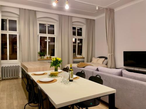Stare Miasto Apartment | Spacious Apart in the Center- Main Square 300m