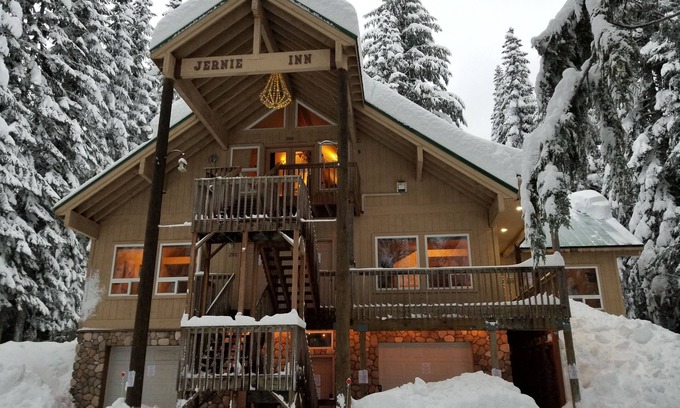 Snoqualmie Pass Apartment | Spacious APARTMENT 1 mile to Summit Ski, fast internet and propane stove