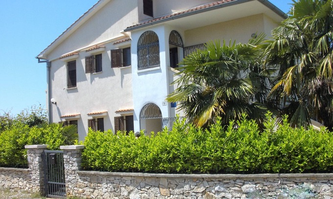 Rovinjsko Selo Apartment | Spacious apartment with sea views and air conditioning