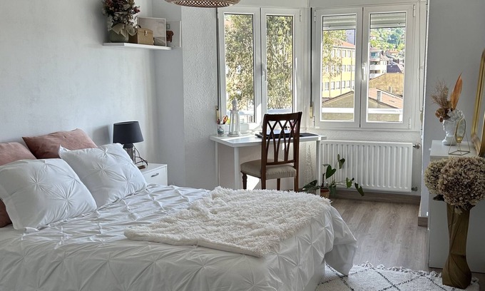 Las Campas y San Claudio Apartment | Spacious apartment at the foot of Monte Naranco and close to the city center.