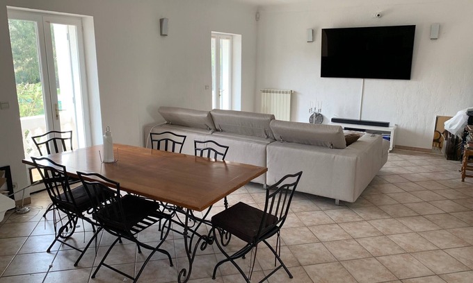 La Pointe Apartment | SPACIOUS APARTMENT CLOSE TO ALL AMENITIES