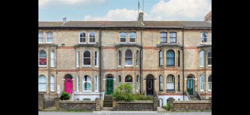 Brighton House | Spacious apartment - 2 dogs live at the property