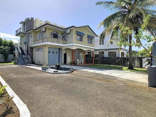 Calodyne Apartment | Spacious Apartment in Calodyne with Enclosed Garden