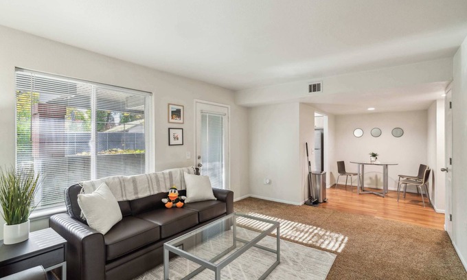 Harlow Apartment | Spacious Apartment in Prime Location 5mins to DT
