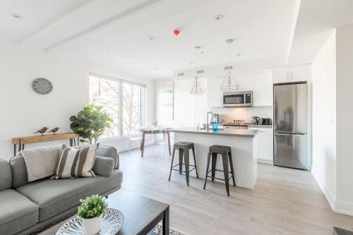 High Park-Swansea Apartment | Spacious Apartment Near High Park