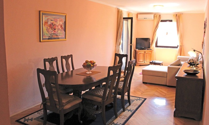 Velji Vinogradi Apartment | Spacious apartment near the beach