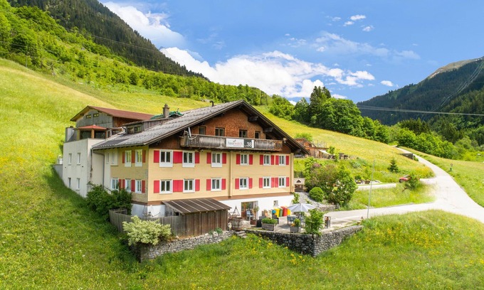 Kloesterle am Arlberg Apartment | Spacious apartment with ski storage and terrace
