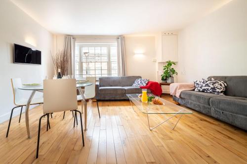 Farringdon Apartment | Spacious Apartment with a balcony in Prime Location in Farringdon