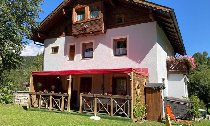 Forstau Apartment | Spacious apartment with balcony and views