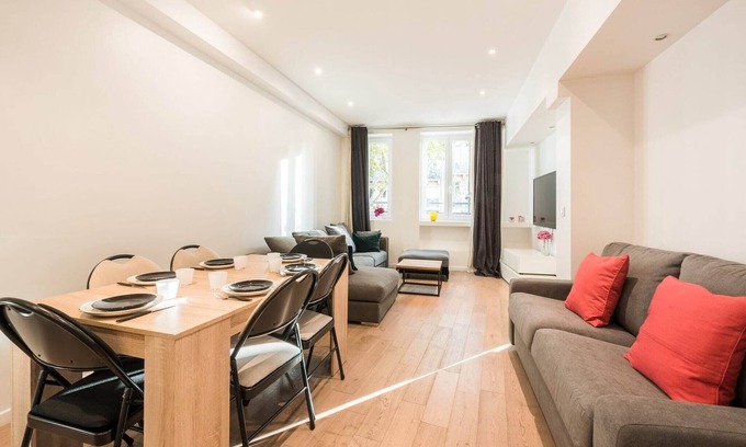 Saint-Germain-des-Pres Apartment | Spacious apartment with 2 rooms
