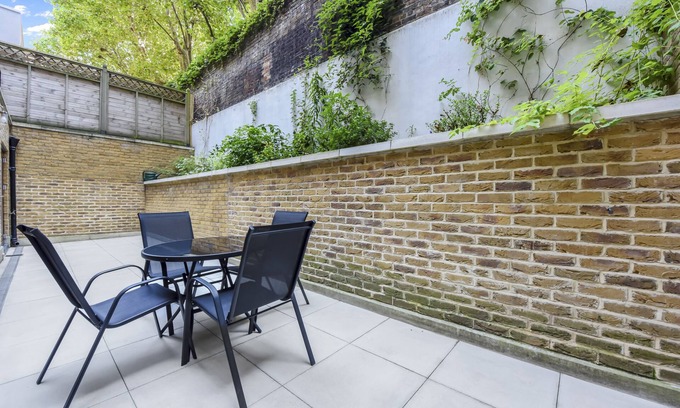 St. Pancras Apartment | Spacious apartment with private patio