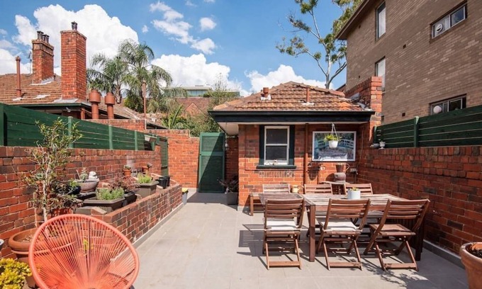 St Kilda West Condo | Spacious beachside apartment with garden terrace