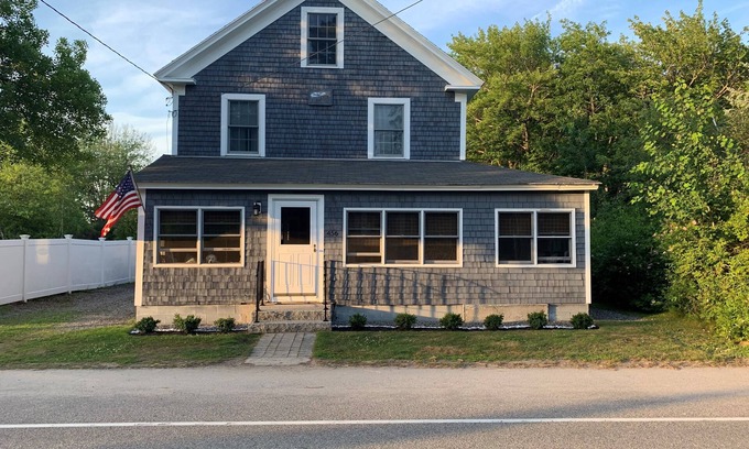 Wells House | Spacious Beach House. Just a 3 minute walk to Drakes Island Beach. Dog Friendly!