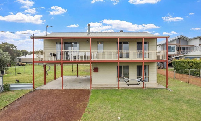 Binningup House | Spacious Beach Retreat 4BR, 2BA Coastal Escape in Binningup