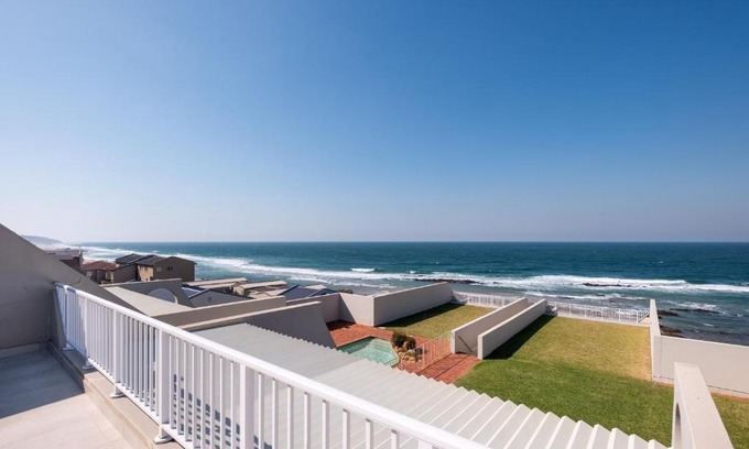Shaka's Rock Apartment | Spacious Beachfront Oasis