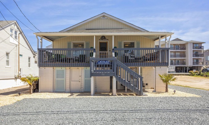 North Carolina Coast House | Spacious Beachy Bungalo One Block From Ocean
