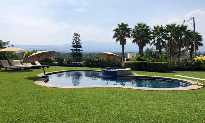 Tres de Mayo House | Spacious beautiful house on an area of ​more than 1000m2 inside a cluster.