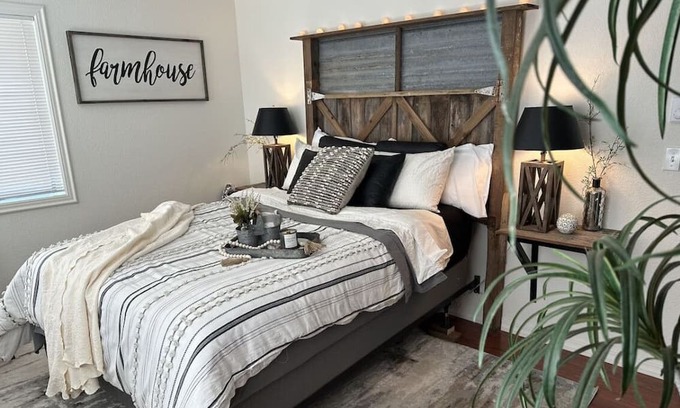 Lynden House | Spacious! Breakfast! Hot tub! Comfy! Location!