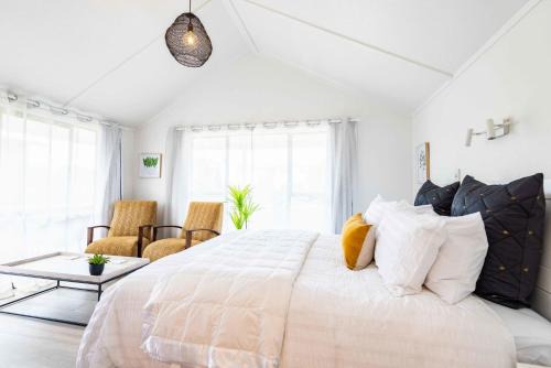 Mount Maunganui Apartment | Spacious, Breezy Studio Apartment, Moments from Downtown and Beach