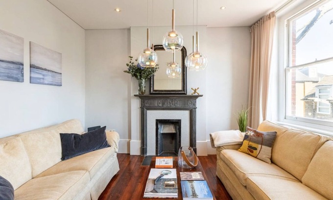 Hammersmith Apartment | Spacious bright two bedroom flat near Hammersmith Bridge