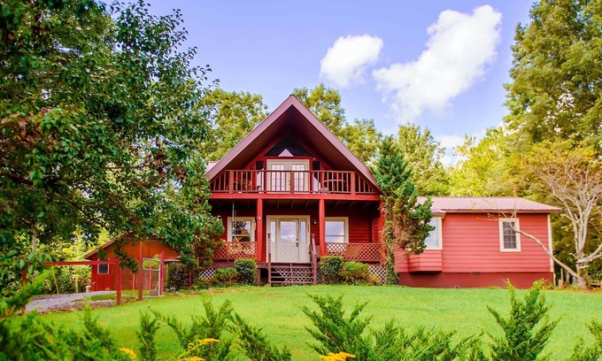 Helenwood Cabin | Spacious Brimstone Cabin w/ Hot Tub!