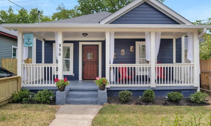 Washington Park House | Spacious Bungalow in the Heart of Downtown ATL! Minutes To All the Attractions!