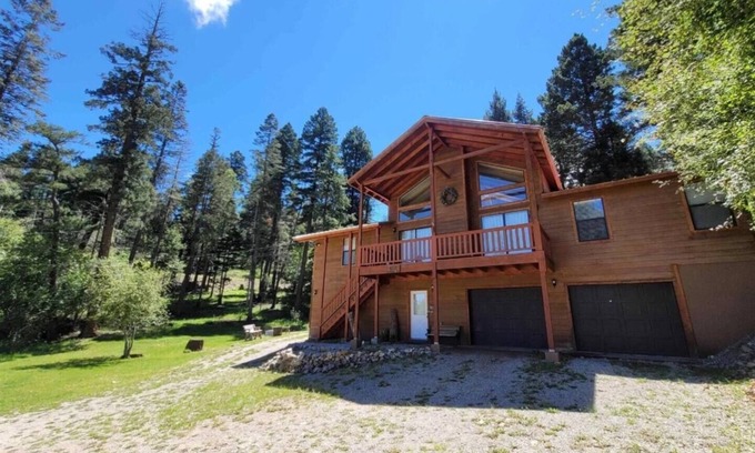Bear Park Cabin | Spacious Cabin–Forest Vibes, Golf Nearby, ATV Trailer Parking, Dogs OK
