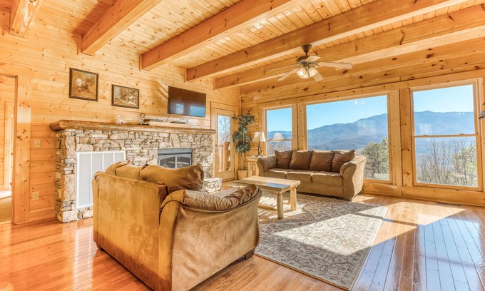 Gatlinburg - Pigeon Forge Cabin | Spacious cabin w/private hot tub, game room, & mountain views