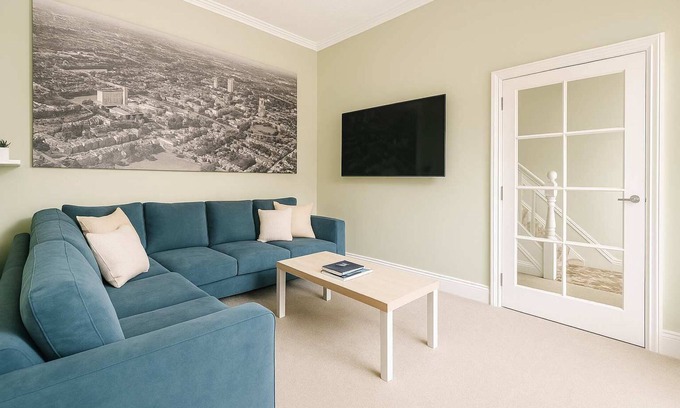 Grangetown House | Spacious Cardiff Home for 12 + Parking + Hot Tub