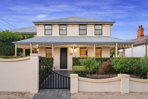 Albury Apartment | Spacious, Central 2bed 2bath, newly renovated gem!