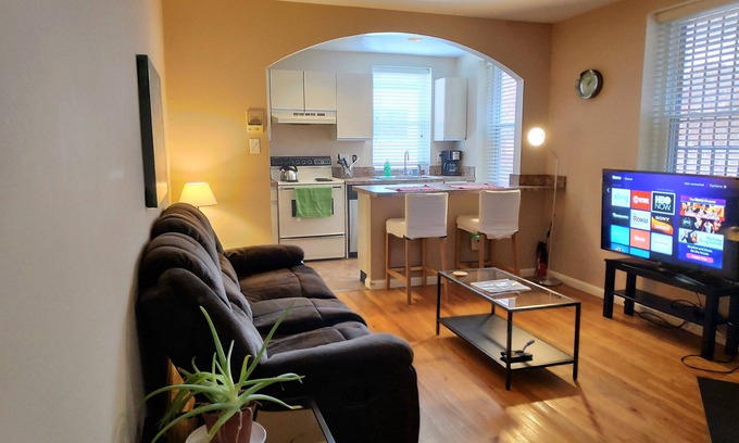 Mount Vernon Apartment | Spacious Central Condo Near Washington Monument & Hopkins Shuttle - 4 min walk