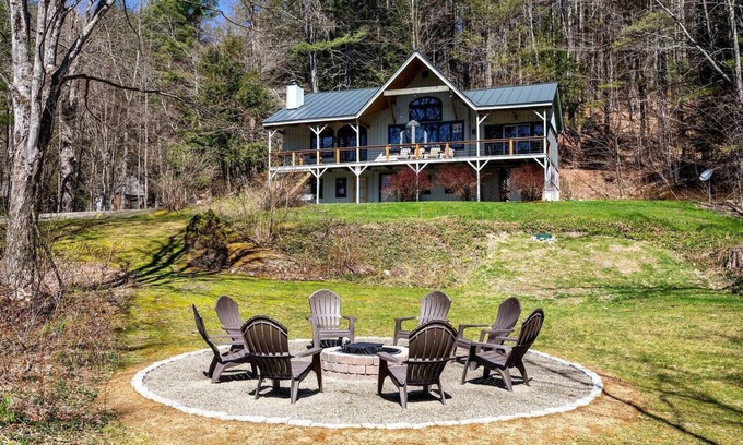 Wardsboro Ski Chalet | Spacious Chalet Near Stratton and Mt. Snow w/Indoor Hot Tub, Fireplace, Firepit