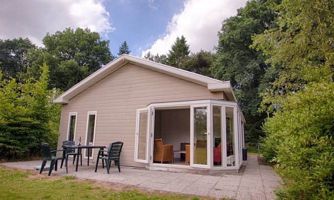 Appelscha Ski Chalet | Spacious chalet with two bathrooms, in nature