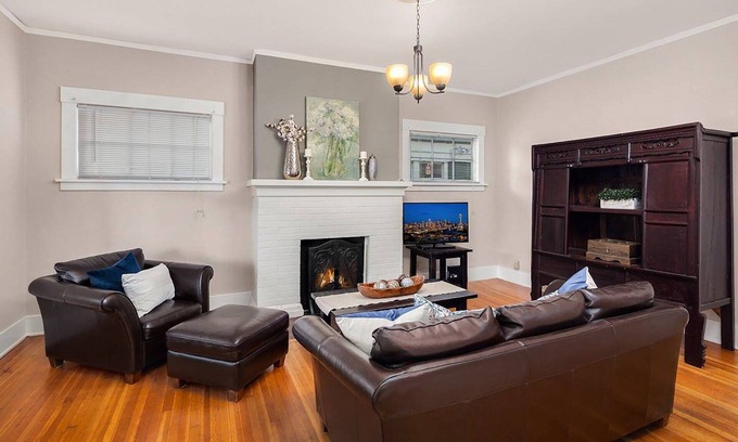 Eastlake Apartment | Spacious Charming Craftsman Seattle Apartment