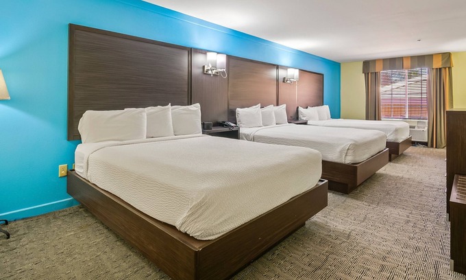 Crawfordville Hotel | Spacious Comfort for Groups or Families – 3 Queens, Non-Smoking at Wildwood Inn