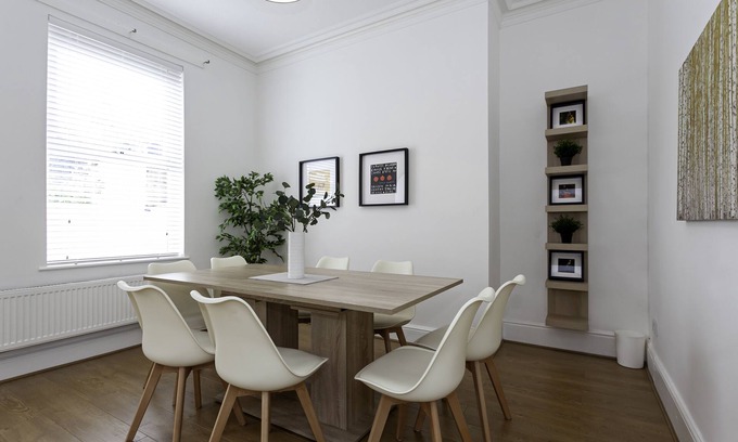 Belle Vue House | Spacious Comfortable house close to Etihad + parking