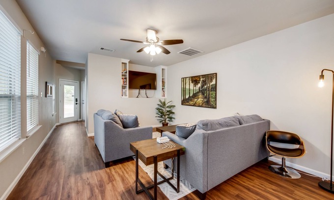 Como House | Spacious & Comfortable Home with Garage