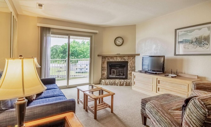 Osage Beach Resort | Spacious Condo 101 w/ Full-Sized Kitchen, Grill, & Deck Overlooking the Lake